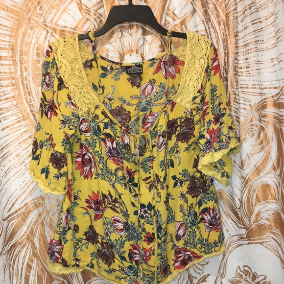 Angie Floral Top - Picture 1 of 3